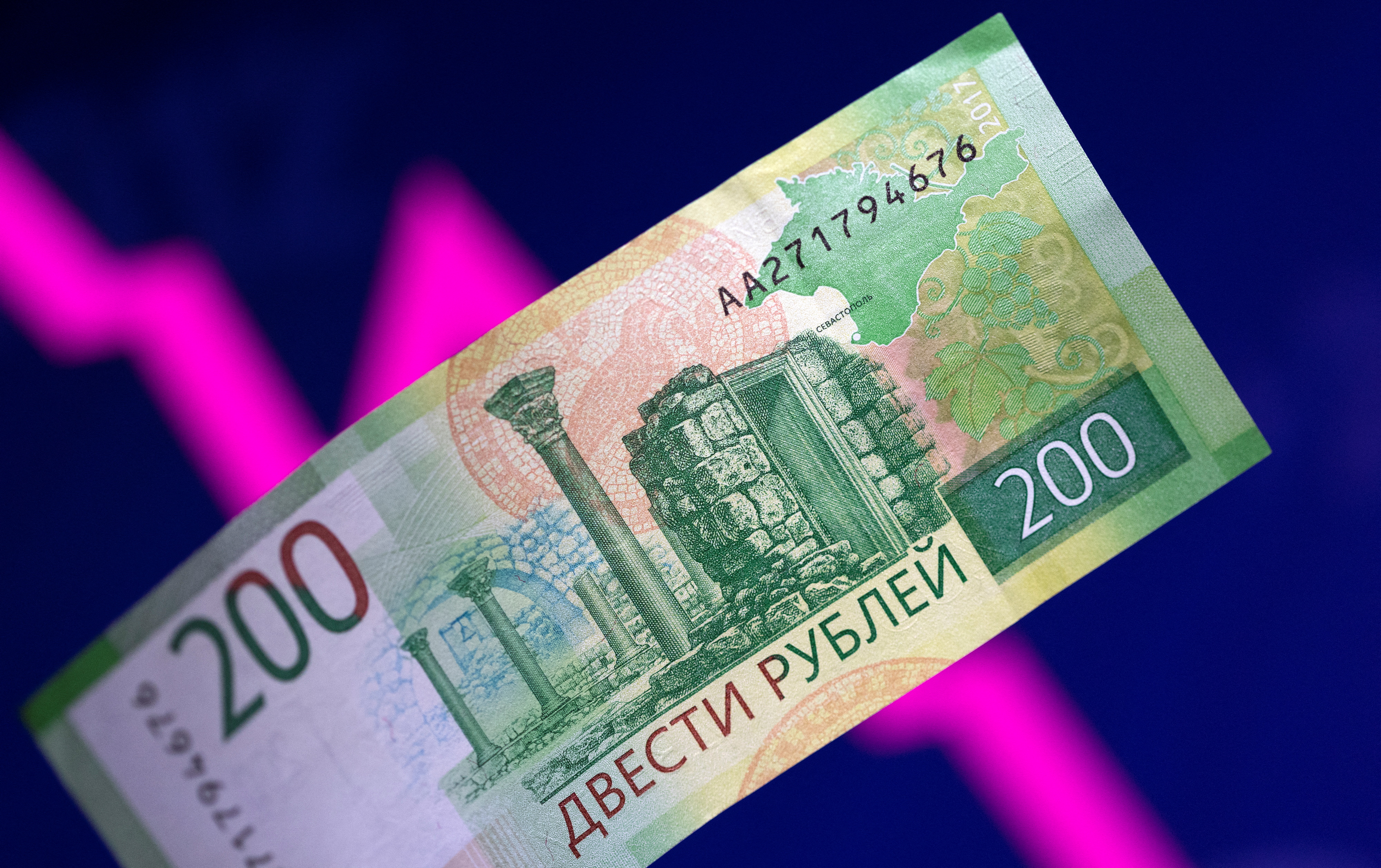 The illustration shows a Russian ruble banknote and a descending arrow graph