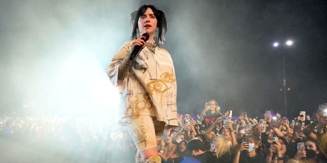 Billie Eilish's face transplanted before performing her hit song "get old" At Coachella on Saturday night.