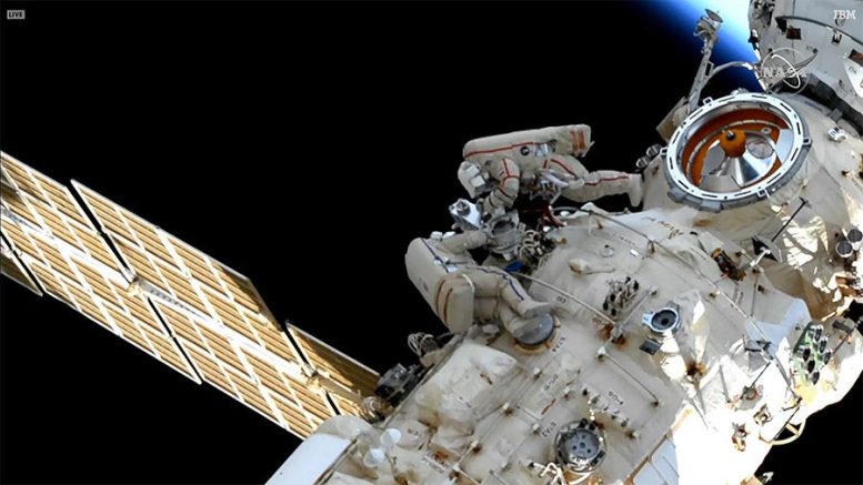 Astronauts Oleg Artemyev and Denis Matveev create a new robotic arm