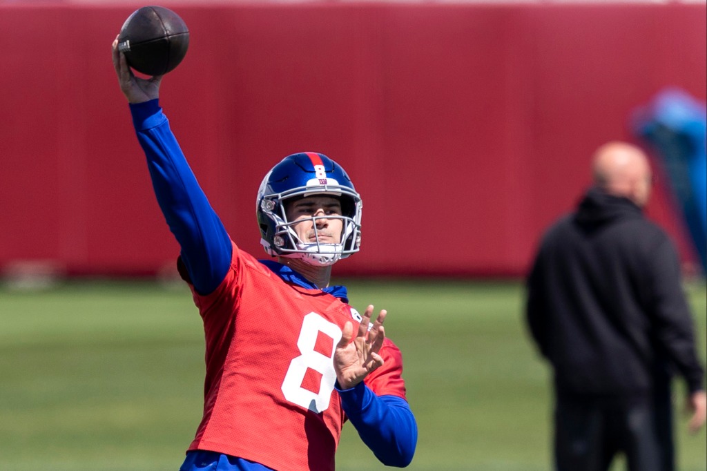 Daniel Jones trains with the Giants on April 20, 2022.