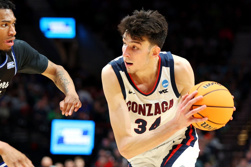 Chet Holmgren #34 of the Gonzaga Bulldogs dribbles