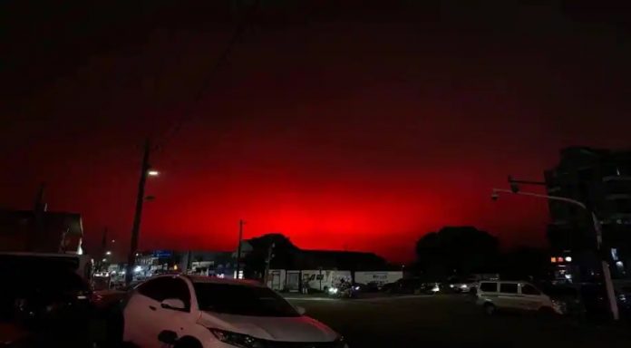 In China, Zhoushan witnesses blood red skies (video)