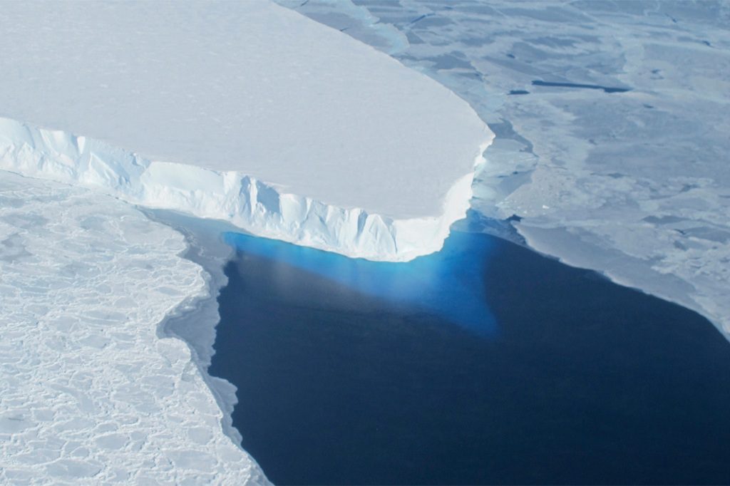 A new study released on Monday revealed that Antarctica "Doomsday Glacier" spoon "from her nails."