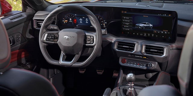 The Ford Mustang 2024 features a full digital instrument panel.